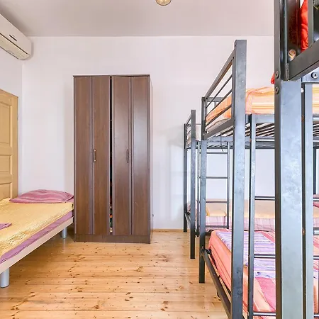 Hostel Pula بيت شباب *