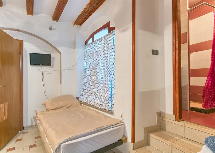 Hostel Pula אכסניה *